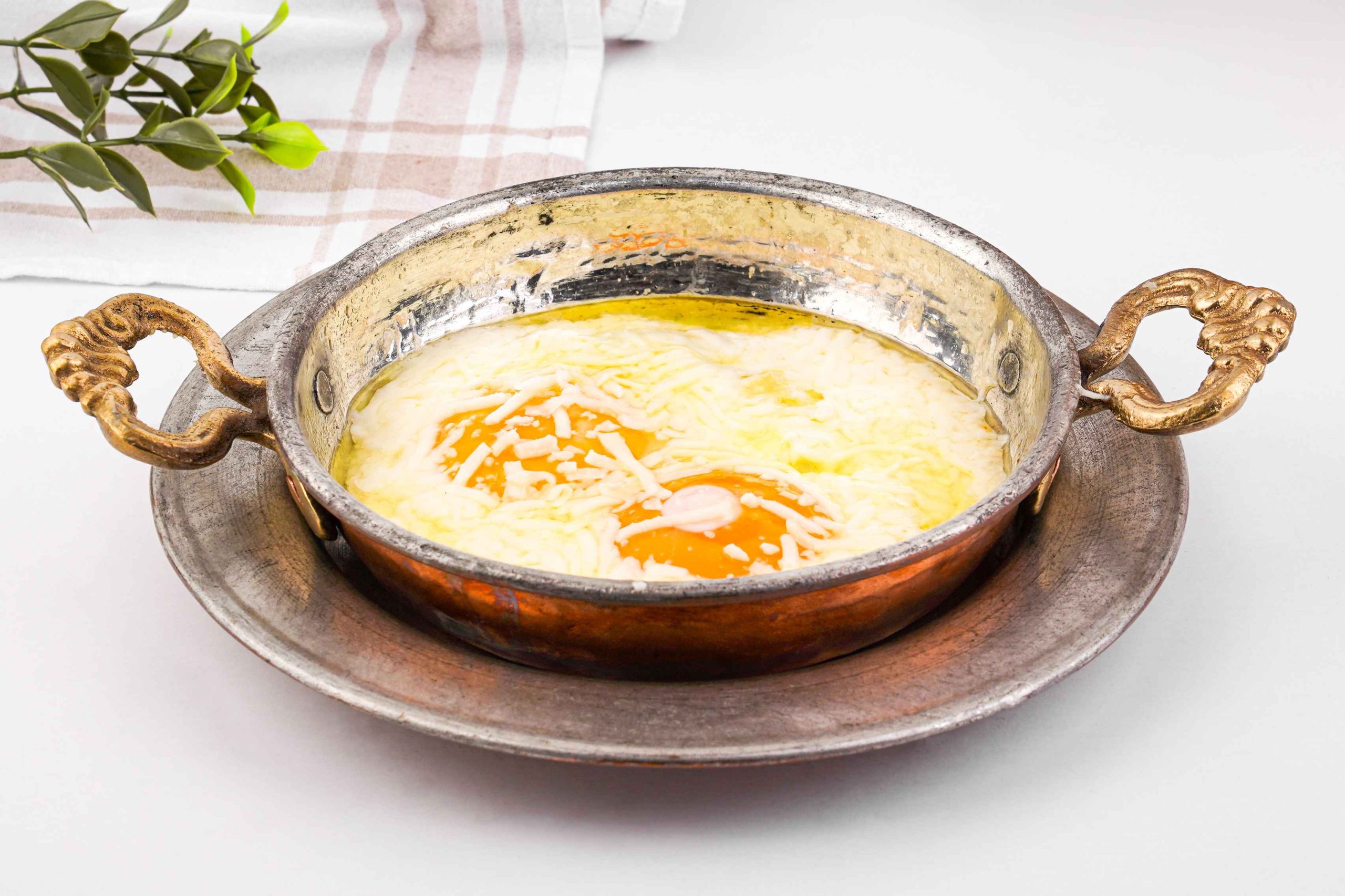 Sahanda Kaşarlı Yumurta